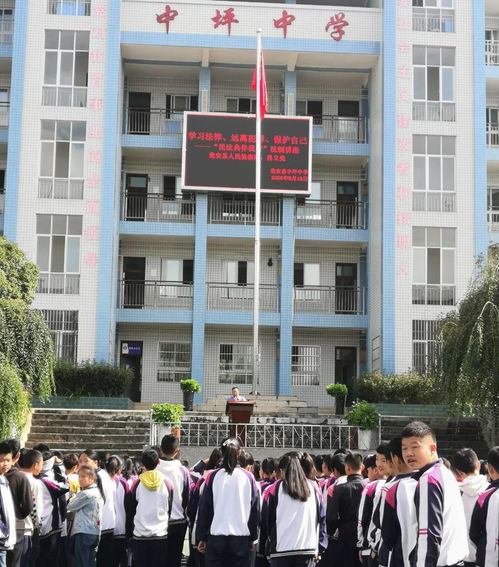 甕安縣關工委 縣檢察院聯合走進中坪中學開展法治宣講